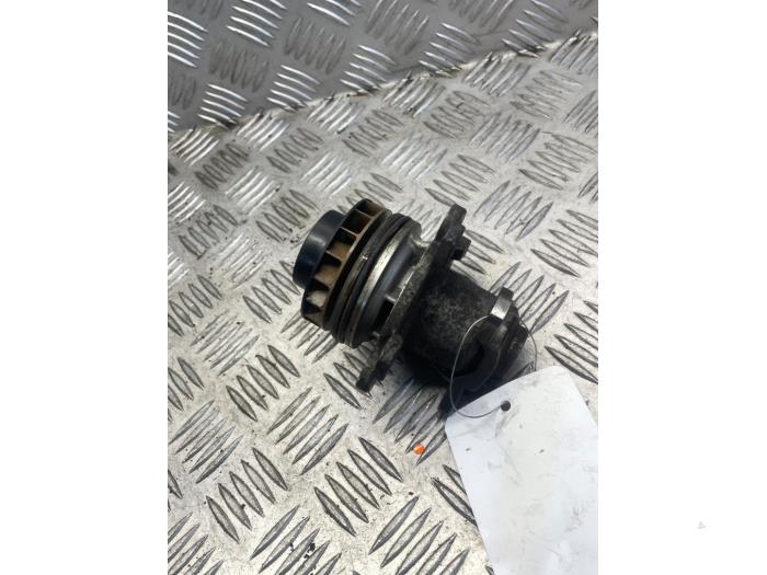 Usagé Pompe à eau Renault Master III (JV) 2.3 dCi 16V 145 Prix € 20,00 Règlement à la marge proposé par EU Engines & Parts BV