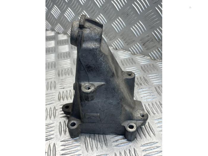 Used Engine mount Mercedes E (W212) E-250 CGI 16V BlueEfficiency Price € 25,00 Margin scheme offered by EU Engines & Parts BV