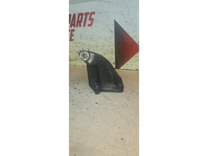 Used Engine mount Mercedes CLS (C219) 320 CDI 24V Price € 25,00 Margin scheme offered by EU Engines & Parts BV