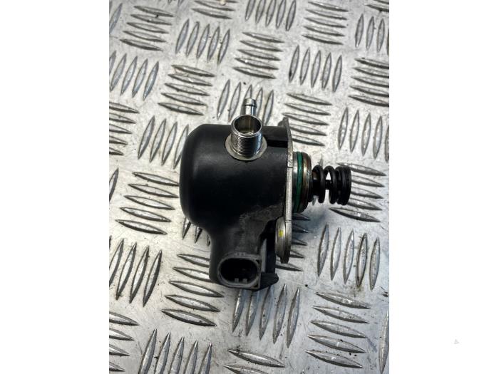 Begagnade Högtryckspump Mercedes C (W205) C-200 2.0 CGI 16V Pris € 100,00 Marginaltabell erbjuds av EU Engines & Parts BV