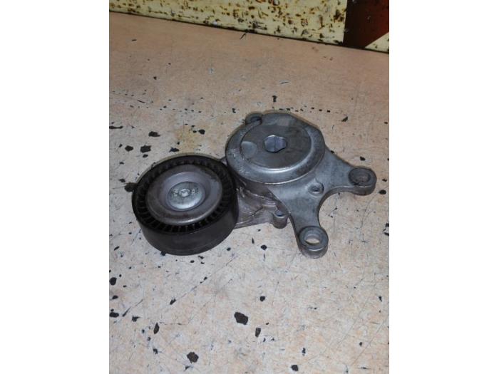 Usados Rodillo tensor correa múltiple Mercedes GLA (156.9) 1.6 180 16V Precio € 25,00 Norma de margen ofrecido por EU Engines & Parts BV
