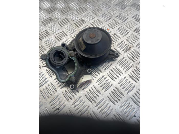 Usagé Pompe à eau BMW 5 serie (F10) 520d 16V Prix € 35,00 Règlement à la marge proposé par EU Engines & Parts BV