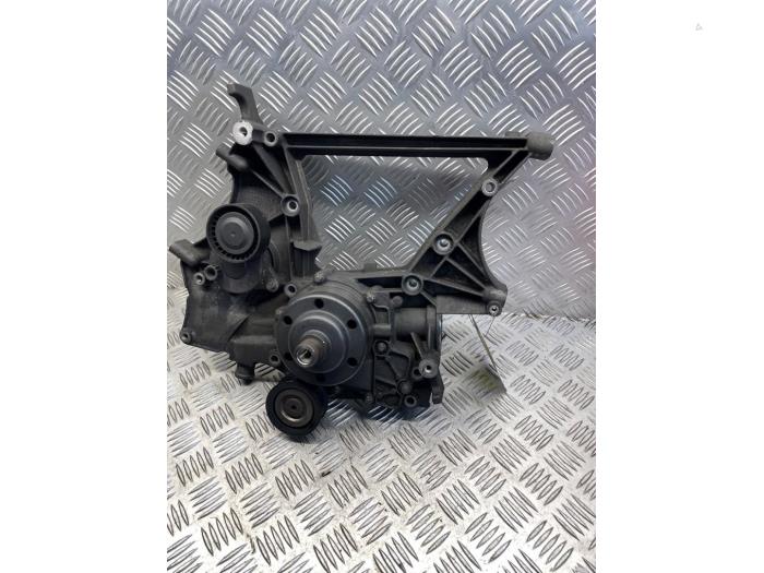 Usagé Support dynamo haut Mercedes Sprinter 3,5t (906.73) 213 CDI 16V Euro 5 Prix € 75,00 Règlement à la marge proposé par EU Engines & Parts BV