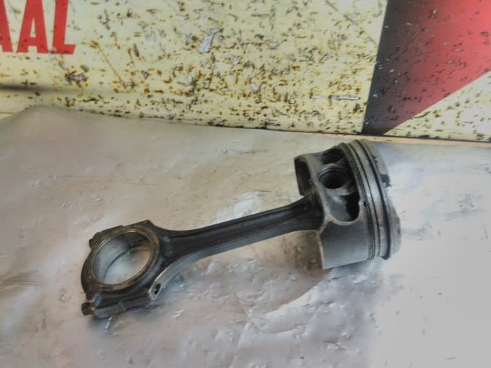Usados Pistón Mercedes CLA (117.3) 1.6 CLA-180 16V Precio € 100,00 Norma de margen ofrecido por EU Engines & Parts BV