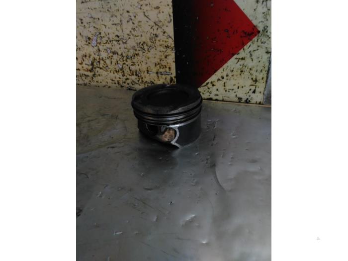 Usados Pistón Mercedes CLA (117.3) 1.6 CLA-180 16V Precio € 50,00 Norma de margen ofrecido por EU Engines & Parts BV