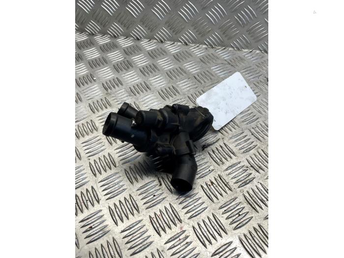 Gebrauchte Thermostatgehäuse Volkswagen Multivan T5 (7E/7HC/7HF/7HM) 2.0 TDI 4Motion Preis € 35,00 Margenregelung angeboten von EU Engines & Parts BV