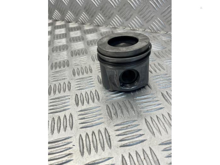 Usagé Piston Renault Trafic (1FL/2FL/3FL/4FL) 1.6 dCi 120 Twin Turbo Prix € 50,00 Règlement à la marge proposé par EU Engines & Parts BV
