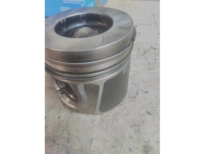 Usagé Piston Renault Trafic (1FL/2FL/3FL/4FL) 1.6 dCi 120 Twin Turbo Prix € 50,00 Règlement à la marge proposé par EU Engines & Parts BV