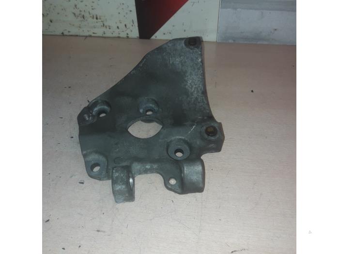 Usagé Support dynamo bas Ford Focus 3 1.6 TDCi 115 Prix € 25,00 Règlement à la marge proposé par EU Engines & Parts BV