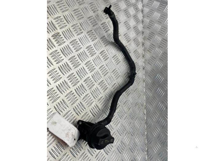 Begagnade Oljepåfyllningsrör Mercedes A (W176) 1.6 A-200 16V Pris € 20,00 Marginaltabell erbjuds av EU Engines & Parts BV