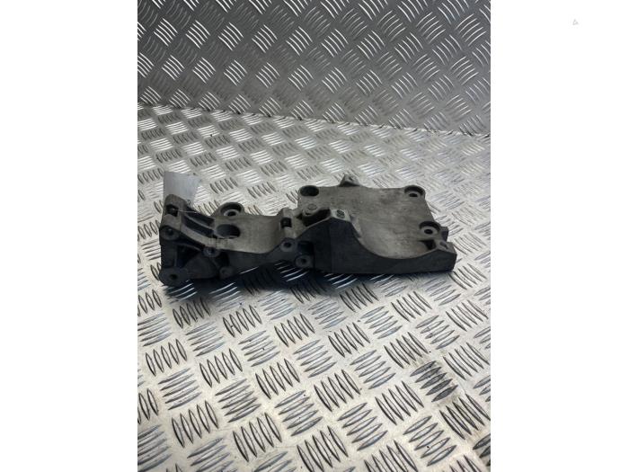 Usagé Support dynamo bas Audi A3 (8P1) 2.0 TDI 16V Prix € 40,00 Règlement à la marge proposé par EU Engines & Parts BV