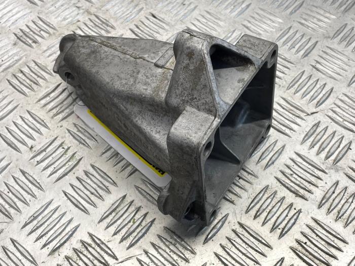 Used Engine mount Mercedes C (W203) 1.8 C-200K 16V Price € 30,00 Margin scheme offered by EU Engines & Parts BV