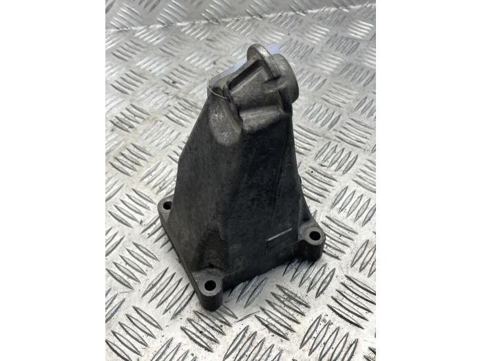 Used Engine mount Mercedes C (W203) 1.8 C-200K 16V Price € 35,00 Margin scheme offered by EU Engines & Parts BV