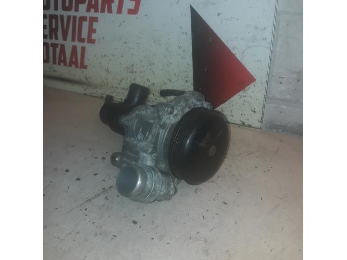 Usados Bomba de agua Mercedes B (W246/W242) 1.5 B-180 CDI,d 16V Precio € 75,00 Norma de margen ofrecido por EU Engines & Parts BV