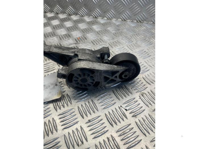 Usados Rodillo tensor correa múltiple Volkswagen Caddy III (2KA,2KH,2CA,2CH) 1.9 TDI Precio € 20,00 Norma de margen ofrecido por EU Engines & Parts BV