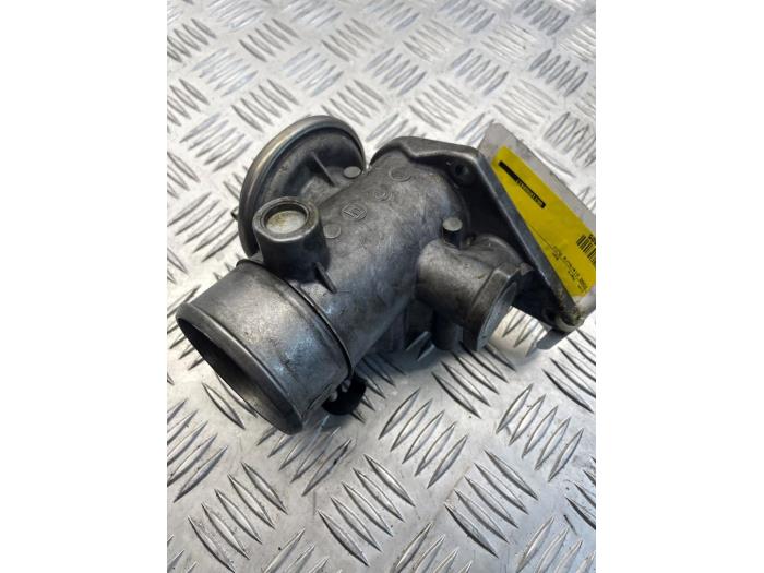 Usagé Boitier papillon Mercedes C (W203) 2.2 C-200 CDI 16V Prix € 35,00 Règlement à la marge proposé par EU Engines & Parts BV