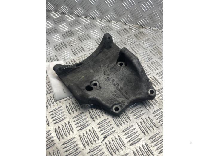 Usagé Support moteur Mercedes C (W202) 2.0 C-200D Prix € 25,00 Règlement à la marge proposé par EU Engines & Parts BV