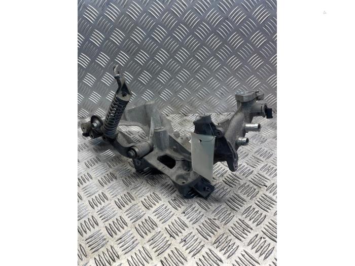 Usagé Support dynamo bas Mercedes B (W246/W242) 2.1 B-200 CDI BlueEFFICIENCY, B-200d 16V Prix € 50,00 Règlement à la marge proposé par EU Engines & Parts BV
