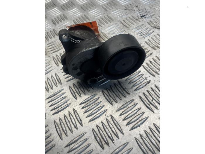 Usados Rodillo tensor correa múltiple Mercedes E (W212) E-250 CDI 16V BlueEfficiency,BlueTec Precio € 25,00 Norma de margen ofrecido por EU Engines & Parts BV
