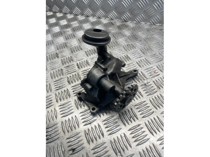 Używane Pompa oleju Mercedes C (W203) 2.2 C-220 CDI 16V Cena € 50,00 Procedura marży oferowane przez EU Engines & Parts BV