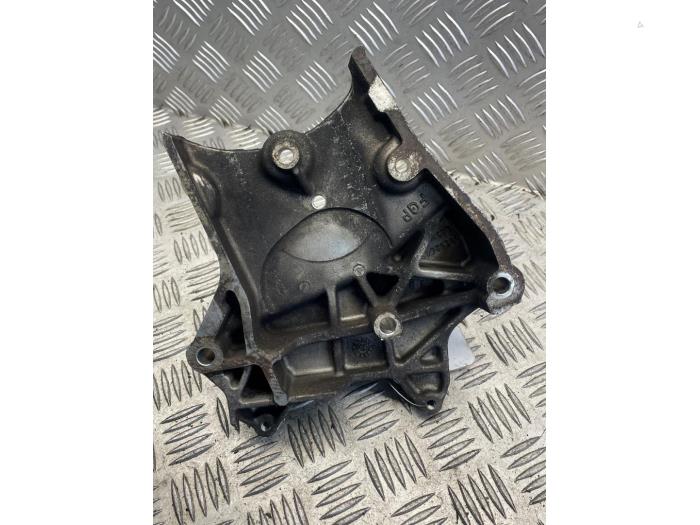 Engine mount from a Opel Zafira (M75) 1.9 CDTI 2014