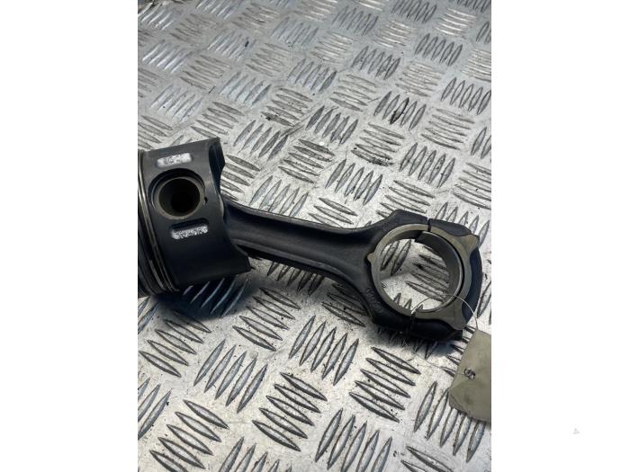 Kolben van een Mercedes-Benz Sprinter 3t (903) 311 CDI 16V 2006