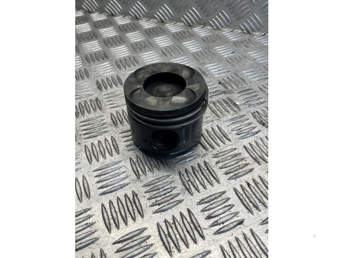 Used Piston Mercedes Sprinter 3,5t (906.63) 313 CDI 16V Price € 25,00 Margin scheme offered by EU Engines & Parts BV