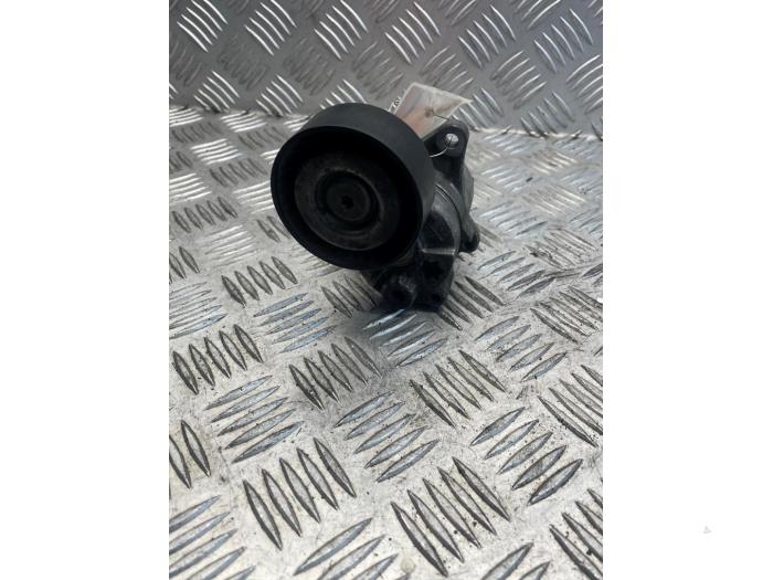 Usados Rodillo tensor correa múltiple Mercedes E (VF211) 2.2 E-220 CDI 16V Precio € 25,00 Norma de margen ofrecido por EU Engines & Parts BV