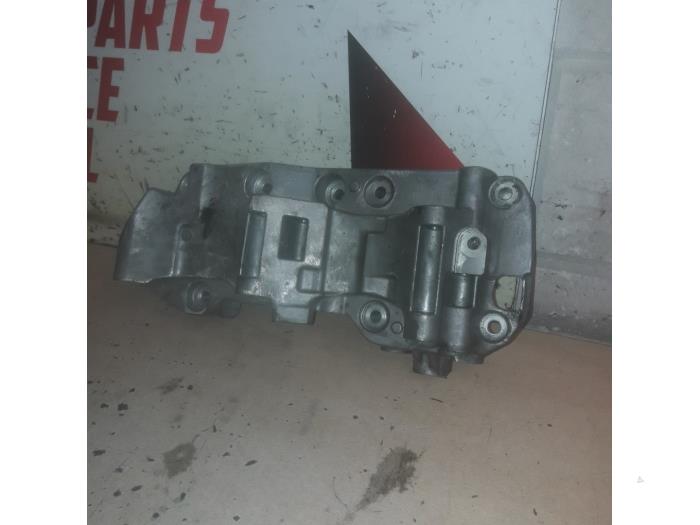 Usagé Support dynamo bas BMW 4 serie (F32) 435d xDrive 3.0 24V Prix € 35,00 Règlement à la marge proposé par EU Engines & Parts BV