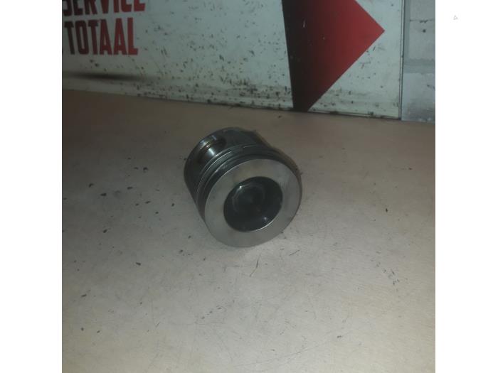 Used Piston Audi A4 (B7) 3.0 TDI V6 24V Price € 50,00 Margin scheme offered by EU Engines & Parts BV