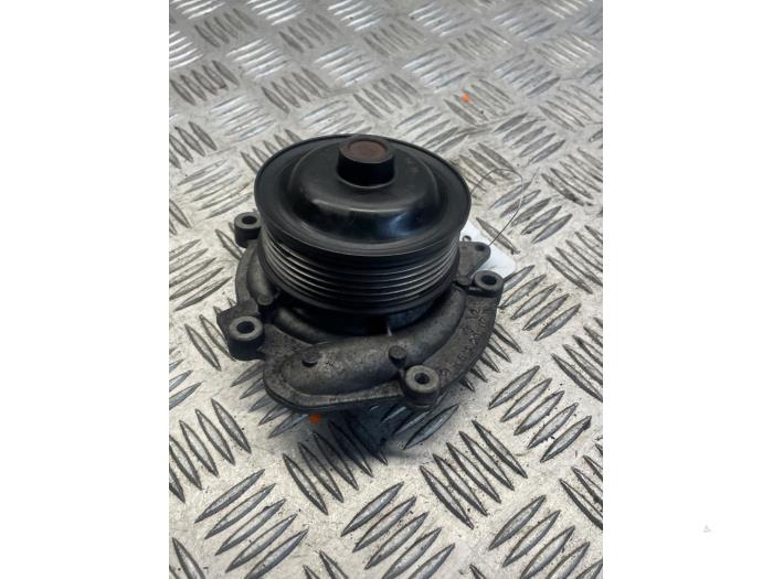 Usagé Pompe à eau Mercedes E (C207) E-350 CDI V6 24V Prix € 20,00 Règlement à la marge proposé par EU Engines & Parts BV