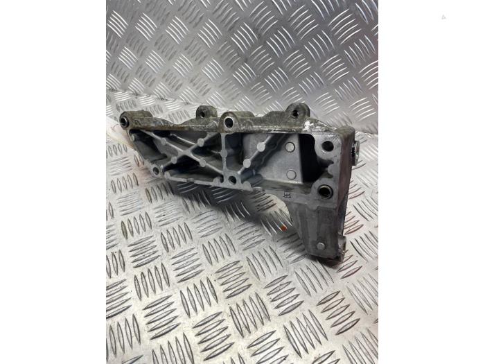 Engine mount from a Iveco New Daily VI 33S13, 35C13, 35S13 2016
