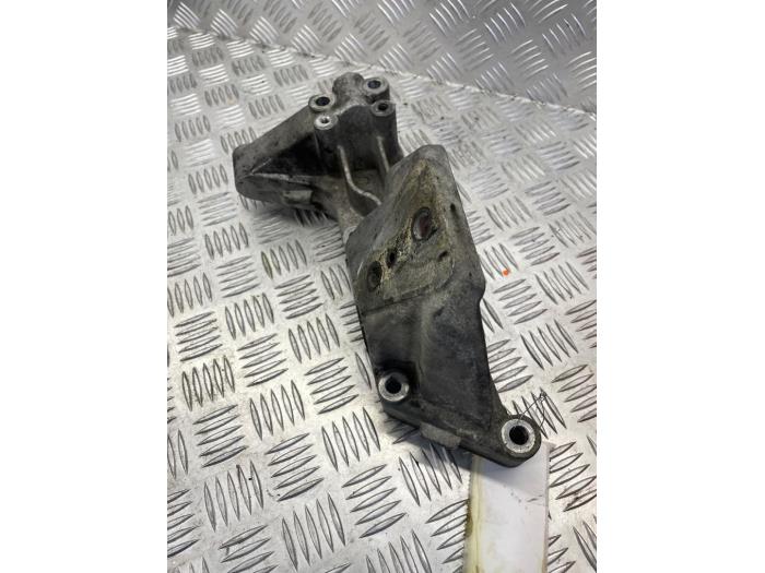 Engine mount from a Iveco New Daily VI 33S13, 35C13, 35S13 2016
