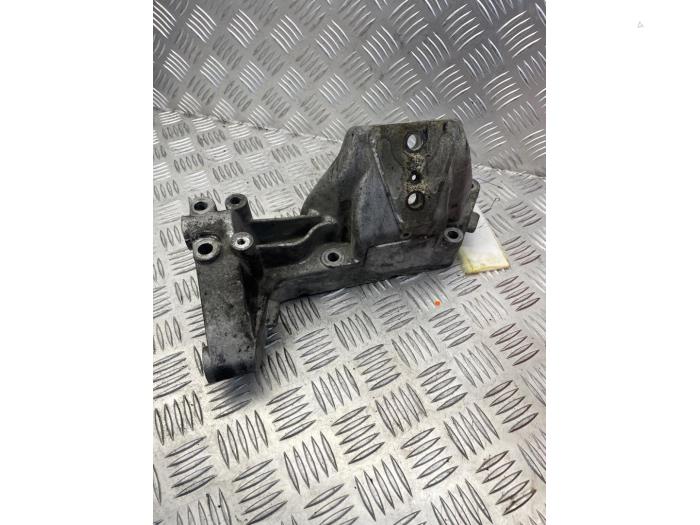 Engine mount from a Iveco New Daily VI 33S13, 35C13, 35S13 2016
