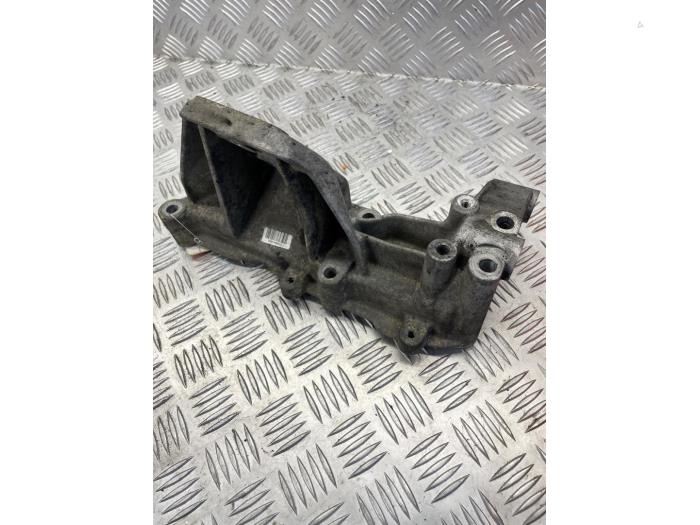Engine mount from a Iveco New Daily VI 33S13, 35C13, 35S13 2016