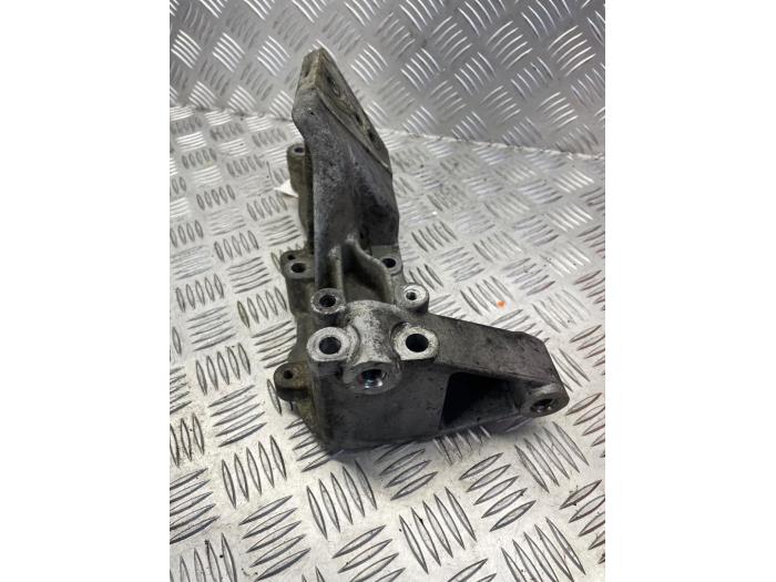 Engine mount from a Iveco New Daily VI 33S13, 35C13, 35S13 2016