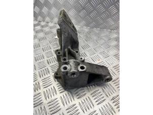 Engine mount from a Iveco New Daily VI 33S13, 35C13, 35S13 2016