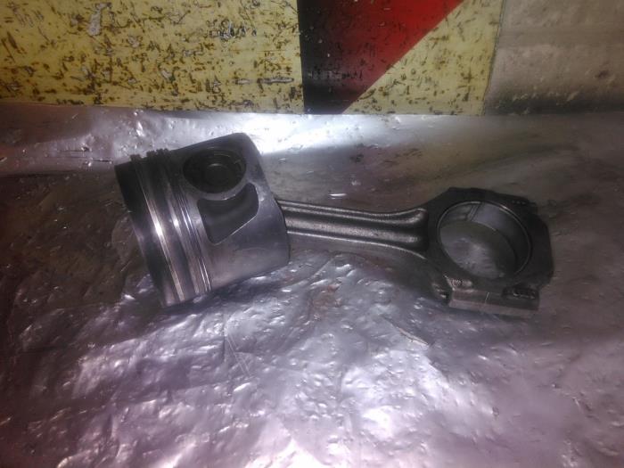 Usados Pistón Volkswagen LT II 2.5 TDi Precio € 75,00 Norma de margen ofrecido por EU Engines & Parts BV