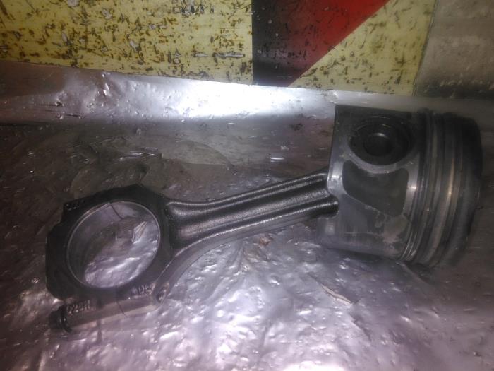Usados Pistón Volkswagen LT II 2.5 TDi Precio € 75,00 Norma de margen ofrecido por EU Engines & Parts BV