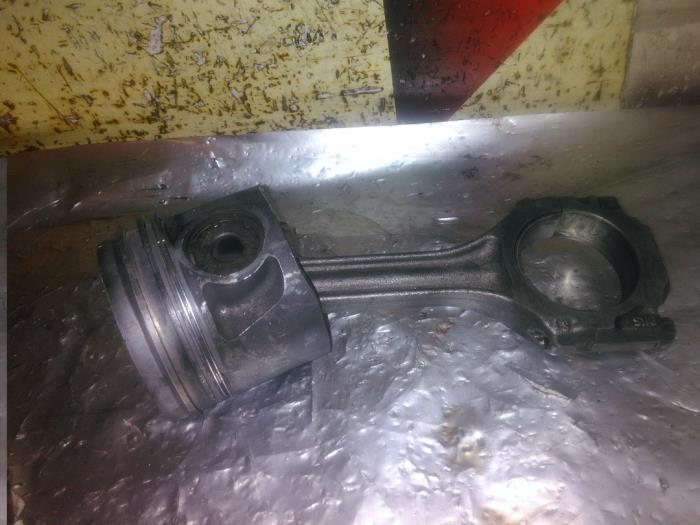 Usados Pistón Volkswagen LT II 2.5 TDi Precio € 75,00 Norma de margen ofrecido por EU Engines & Parts BV
