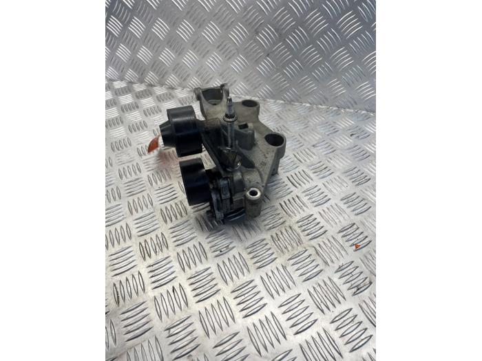 Usagé Support dynamo bas Renault Trafic (1FL/2FL/3FL/4FL) 1.6 dCi 115 Prix € 65,00 Règlement à la marge proposé par EU Engines & Parts BV