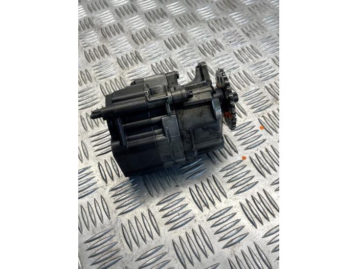 Używane Pompa oleju Mercedes V (447.8) 2.0 300d 16V Cena € 75,00 Procedura marży oferowane przez EU Engines & Parts BV