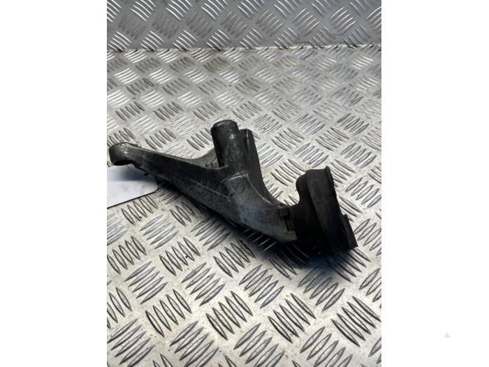 Usagé Support moteur Audi A4 (B7) 2.0 TDI 16V Prix € 25,00 Règlement à la marge proposé par EU Engines & Parts BV