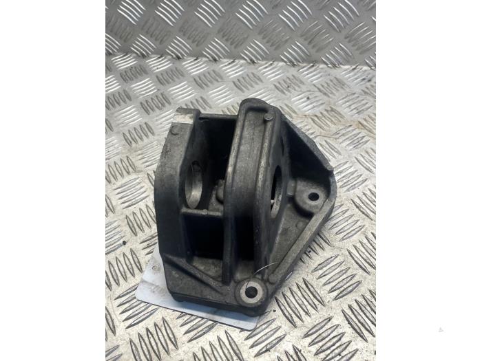 Used Engine mount Renault Espace (JK) 2.2 dCi 150 16V Grand Espace Price € 45,00 Margin scheme offered by EU Engines & Parts BV