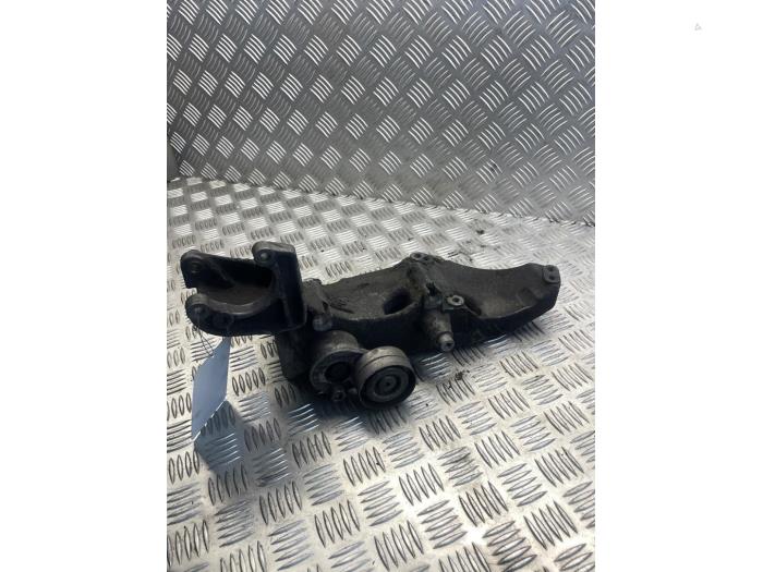 Usagé Support dynamo haut Renault Trafic New (EL) 1.9 dCi 100 16V Prix € 50,00 Règlement à la marge proposé par EU Engines & Parts BV