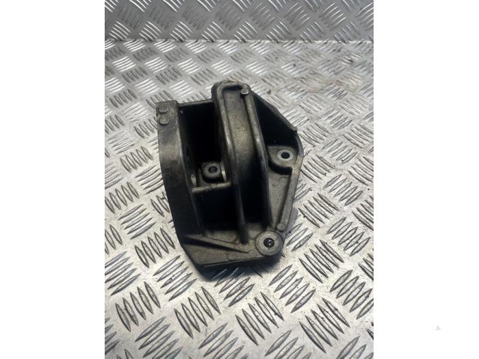 Used Engine mount Renault Espace (JK) 2.2 dCi 150 16V Grand Espace Price € 45,00 Margin scheme offered by EU Engines & Parts BV