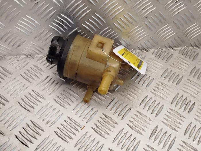 Power steering fluid reservoir