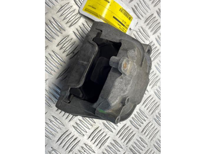 Engine mount from a Volkswagen Golf IV Variant (1J5) 1.9 TDI 100 2006