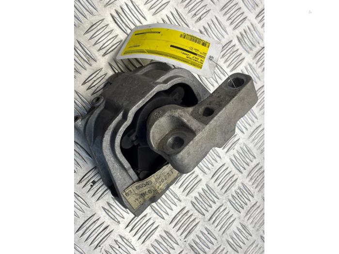 Engine mount from a Volkswagen Golf IV Variant (1J5) 1.9 TDI 100 2006