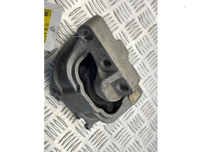 Engine mount from a Volkswagen Golf IV Variant (1J5) 1.9 TDI 100 2006